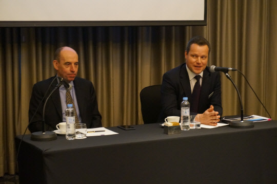 힐튼 부산 쟝 세바스티앙 클링 총지배인(오른쪽)과 티모시 소퍼 아시아지역 부사장이 힐튼 부산의 매력요소를 설명하고 있다. 힐튼 부산 제공